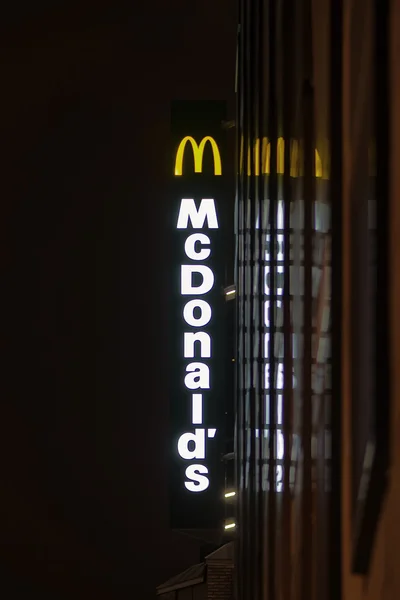 McDonalds teken in verticale stijl — Stockfoto