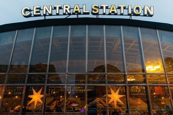 Estação Central de Estocolmo com luzes quentes de dentro do café — Fotografia de Stock