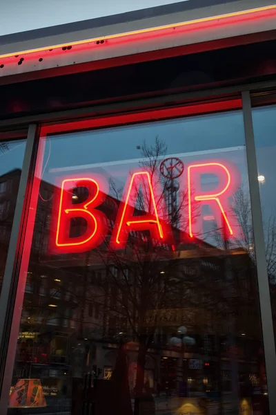 Sinal de bar em vermelho na janela do restaurante — Fotografia de Stock