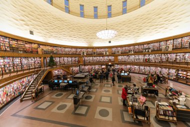 Şehir Kütüphanesi veya Stadsbiblioteket ile onun rotunda içinde 