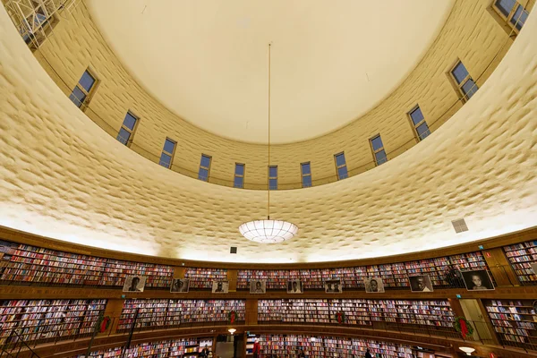 Soffitto della biblioteca comunale o Stadsbiblioteket con la sua rotonda — Foto Stock