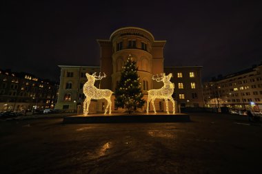 İki raindeers ve bir Noel ağacı Norra Bantor ışıkta yapılmış
