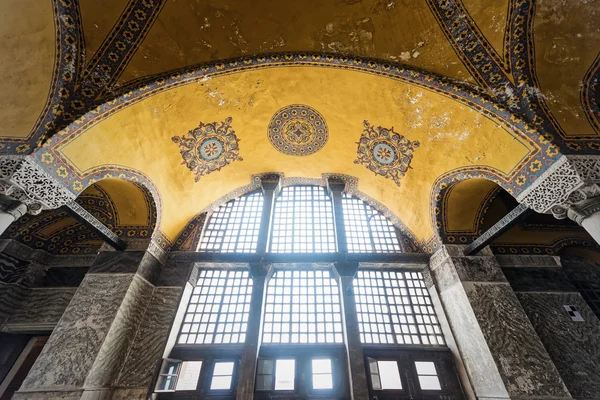 Стародавні прикраси в стелі і великі вікна в на собор Святої так — стокове фото