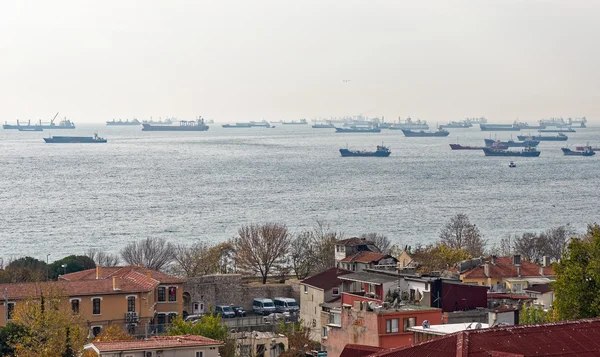 Нефтяные танкеры у Золотого Рога в Стамбуле ждут, чтобы пересечь — стоковое фото