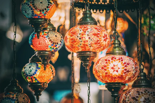 Nahaufnahme von Lampen in einem Lampenladen im Basar von Istanbul, Filter — Stockfoto