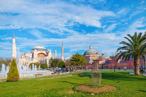 Hagia Sofia w Stambule w słoneczny dzień — Zdjęcie stockowe