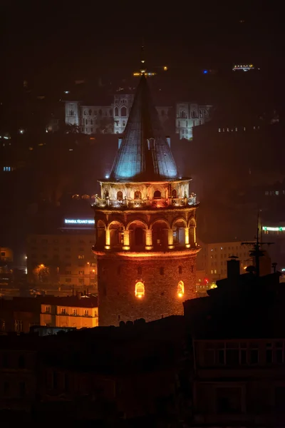 Galata Tower tijdens nacht in Istanbul — Stockfoto