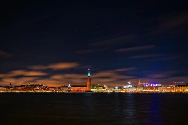 Fotografía nocturna del centro de la ciudad con el ayuntamiento en stock — Foto de Stock