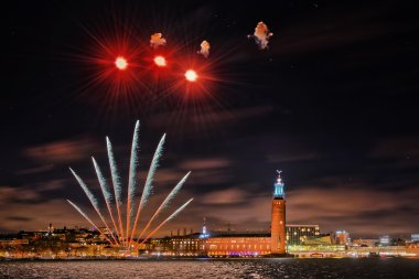 Havai fişek bir yıldız ile açık bir gökyüzü ile Stockholm