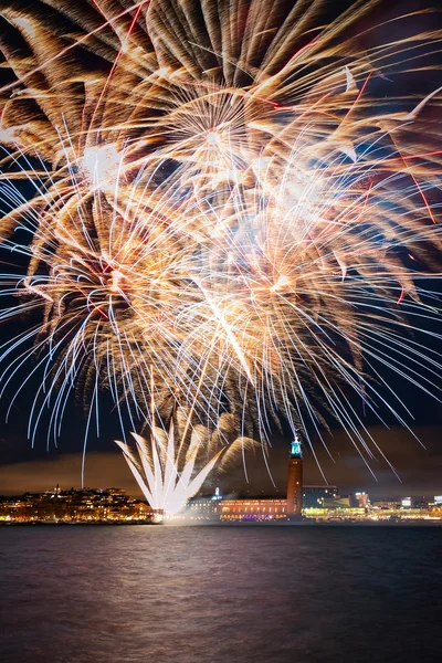 Großes Feuerwerk über Stockholm mit dem Rathaus im Hintergrund — Stockfoto