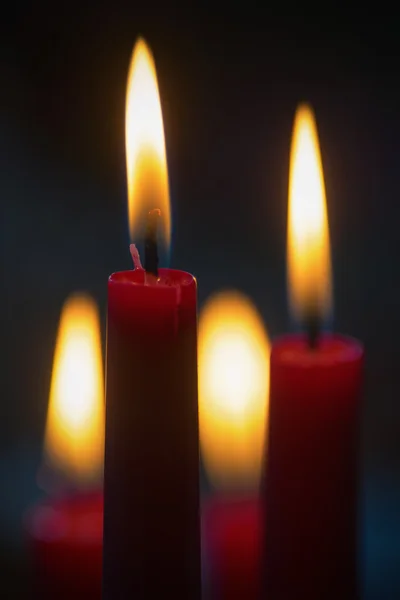 Velas vermelhas com fundo escuro — Fotografia de Stock