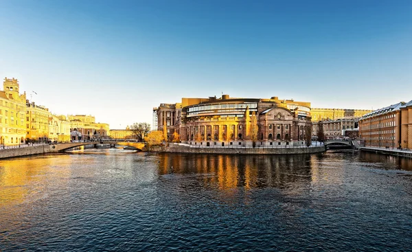 Bâtiment du Parlement suédois ou Rosenbad au soleil du soir — Photo