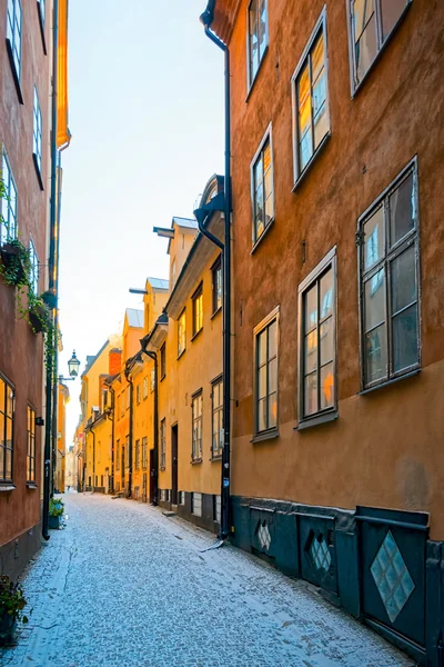 Mała droga w starego miasta w Sztokholmie, w okresie zimowym — Zdjęcie stockowe