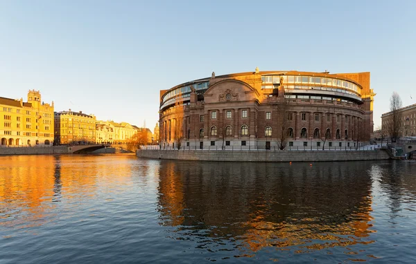 Sveriges riksdag byggnad eller Rosenbad i kvällssolen under — Stockfoto