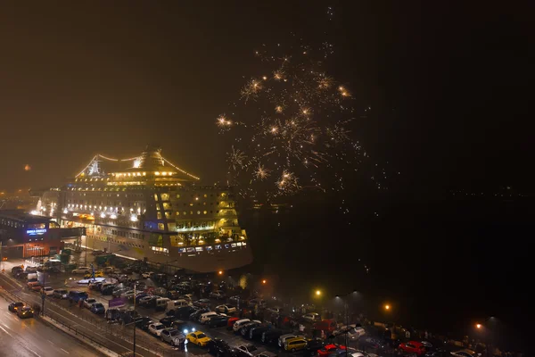 Estocolmo durante a noite de Ano Novo com o ferimento barco Birka P — Fotografia de Stock