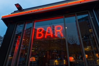 Bar Stokholm'un parlak neon ile bir pencerede tabelaya Letonyalı