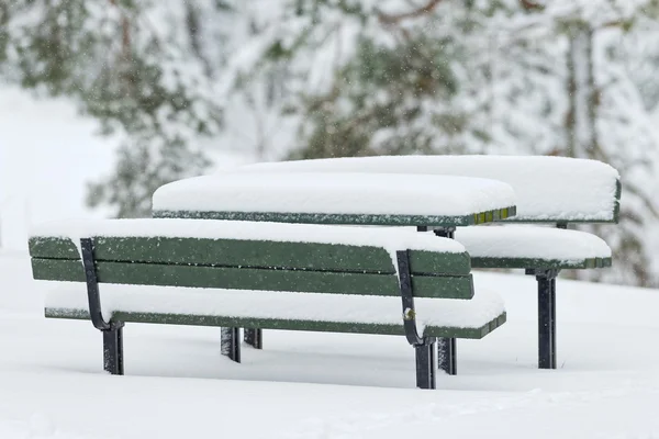 Bänke mit Tisch im Winter — Stockfoto