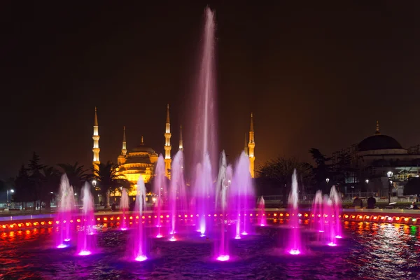 Nattetid med färgglada fontän med Blå moskén i Istanbul — Stockfoto