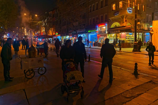 Streetview met mensen silhouetten en voedsel wagons — Stockfoto