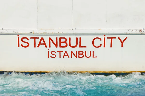 Red boat text on a ferry in Istanbul and the Bosphor with turqou — Stock Photo, Image