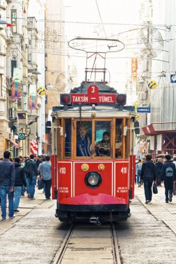 Istanbul'da kırmızı klasik tramvay