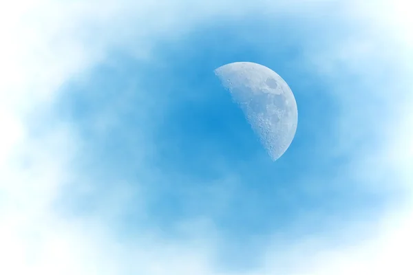 Fase de meia lua durante o dia com nuvens — Fotografia de Stock