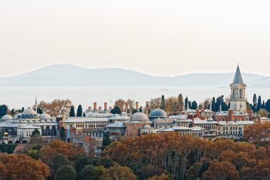 Topkapı Sarayı'sonbahar renkleri ile boğaz arka planda