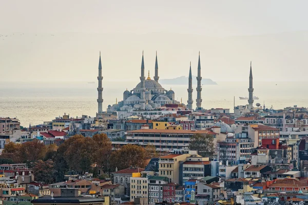 Blue mosque with resedential area and the Bosporus with tankers — Stock Photo, Image