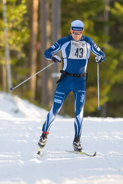 顶级滑雪的赛跑者在斯德哥尔摩第一圈后的特写 — 图库照片