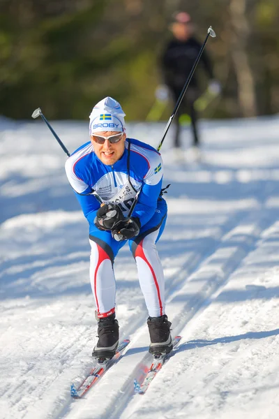 Primo piano dello sciatore in pista dopo il primo giro nello Stoc — Foto Stock