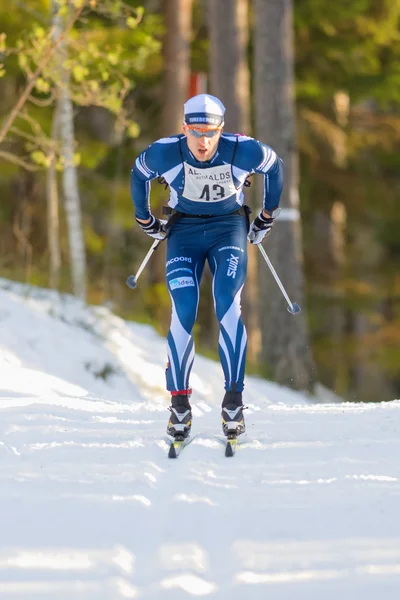 Крупный план лучшего лыжника после первого круга в Стокгольме — стоковое фото