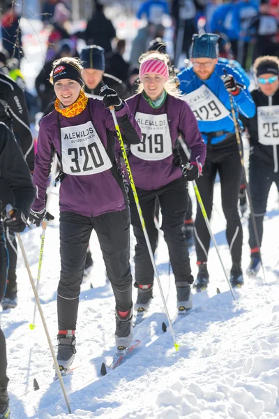 Две счастливые женщины на лыжных гонках в Стокгольмском лыжном марафоне в Кро — стоковое фото