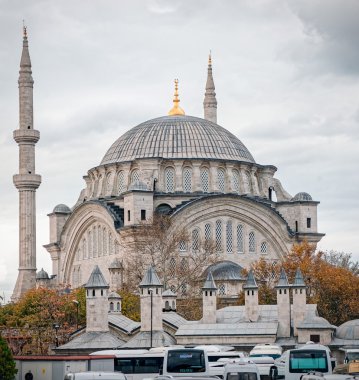 Dışarıda bekleyen otobüs antrenörler ile Istanbul'da Sultanahmet Camii