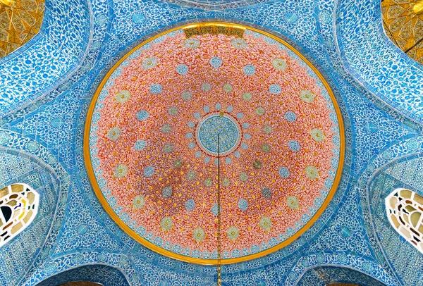 Decorated ceiling in one of the domes in the Topkapi palace — Stock Photo, Image