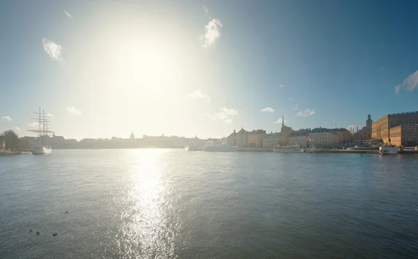 Sol sobre el paisaje urbano de Estocolmo con el casco antiguo con barcos antiguos —  Fotos de Stock