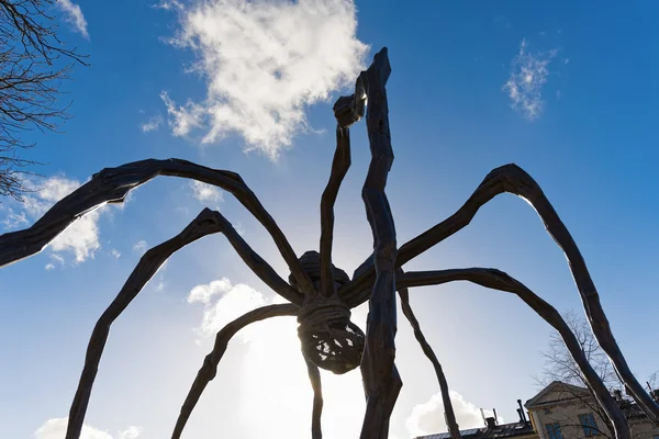 Silhouette of Mama of Louise Bourgoise outside the Moderna Museu — Stock Photo, Image