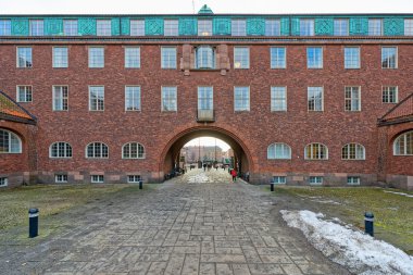 Avlunun girişinde Üniversitesi içinden