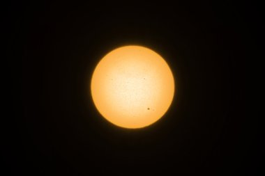 Sarı güneş güneş lekeleri ile