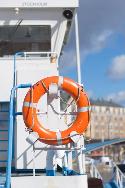 Lifebouy em um navio na doca em Estocolmo — Fotografia de Stock