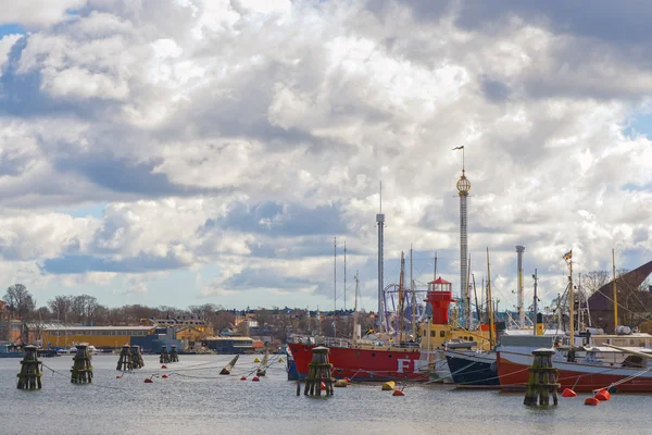 Skeppsholmen met boten begonnen met Grona Lund in achtergrond — Stockfoto