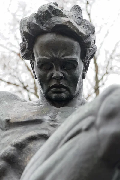 Nahaufnahme der Statue von August Strindberg bei tegnerlunden in stock — Stockfoto