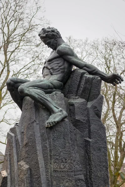 8 月斯特林在 Tegnerlunden 在斯德哥尔摩的雕像 — 图库照片