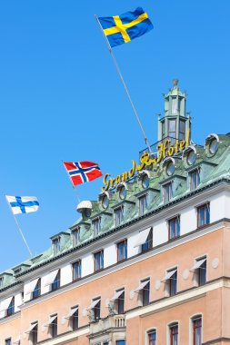 Grand Hotel de Stockholm cephe mavi gökyüzü bayrakları ile