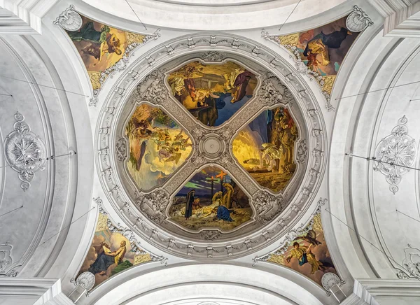 Koepel van een christelijke kerk met schilderijen van Christus — Stockfoto