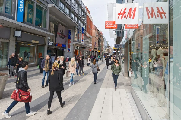 最受欢迎的购物街，在 Drottningatan，斯德哥尔摩 — 图库照片