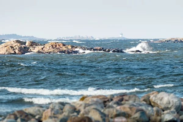 風が強い条件の間に海岸の灯台 — ストック写真