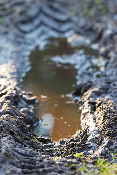 Estrada de terra com marcas de pneus profundos — Fotografia de Stock