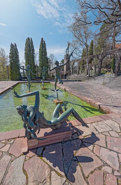 Giardino a Millesgarden con statue che corrono sopra l'acqua — Foto Stock