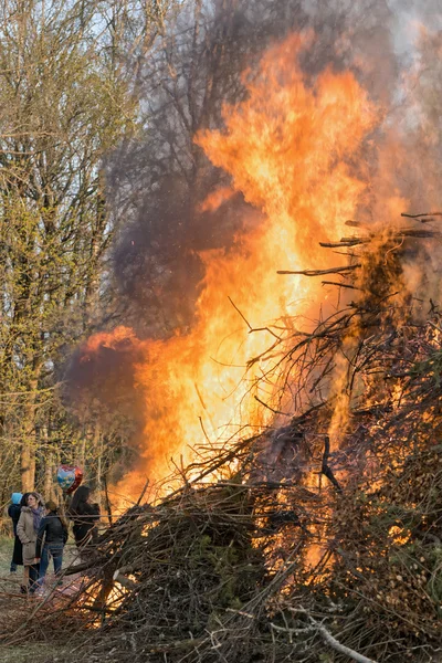 Traditionele Walpurgis brand met familie opwarming van de aarde op het vuur — Stockfoto