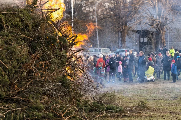 Fogo Walpurgis com a multidão se aquecendo no fogo — Fotografia de Stock